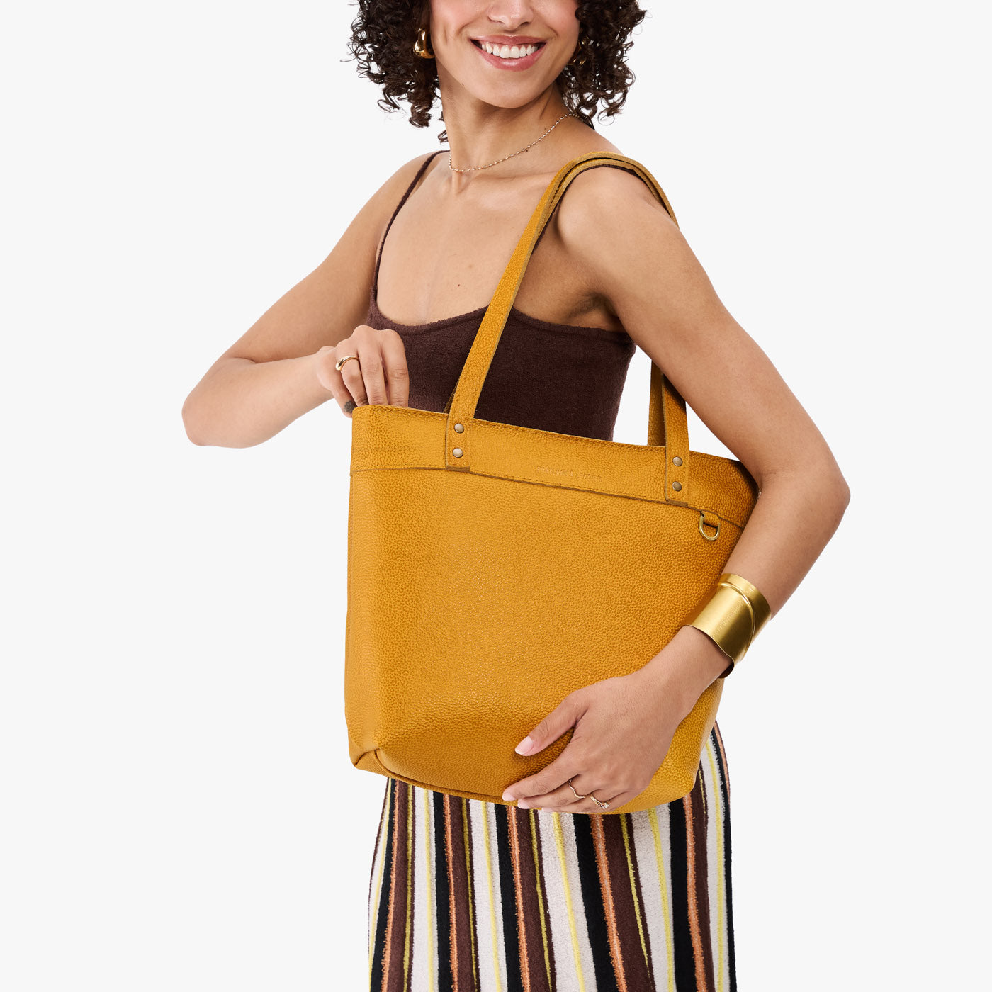 Sunshine*Medium*Zipper | Model wearing leather tote bag with riveted straps and exterior key loop