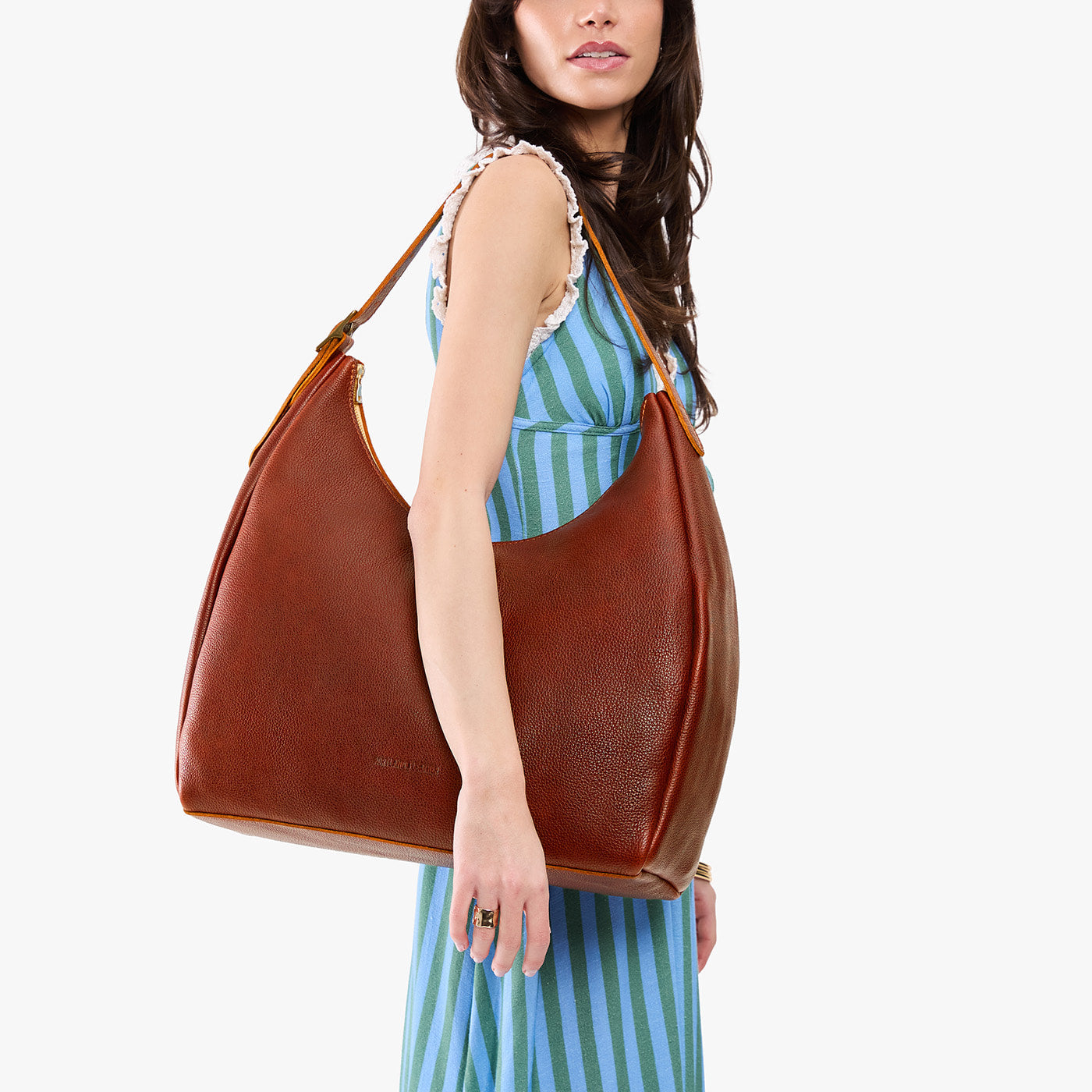 Nutmeg*Oversized | U-shaped, flat-bottomed leather shoulder bag with adjustable strap
