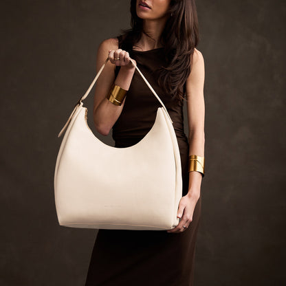 Pebbled Bone*Oversized | U-shaped, flat-bottomed leather shoulder bag with adjustable strap