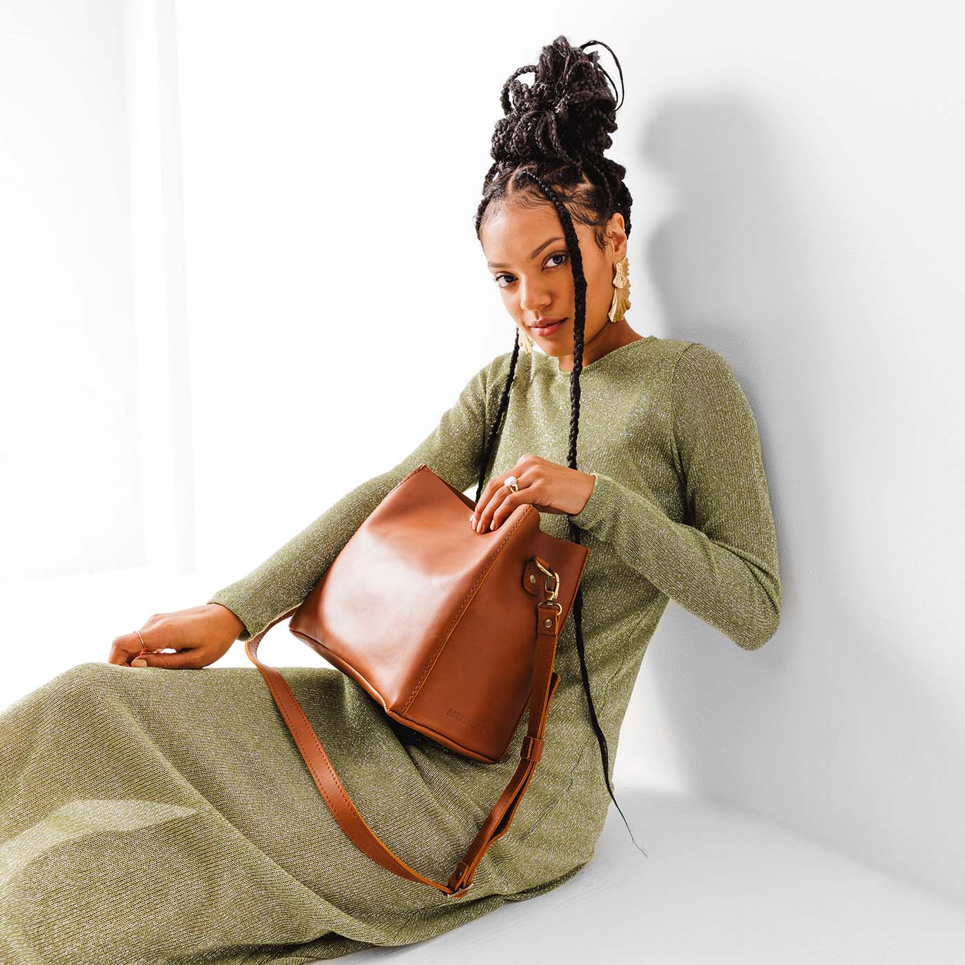 Honey | symmetrical bucket bag with latch closure and removable crossbody strap