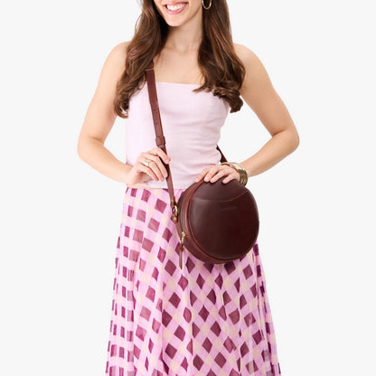 Cognac*Large | Circle shaped crossbody bag with top zipper