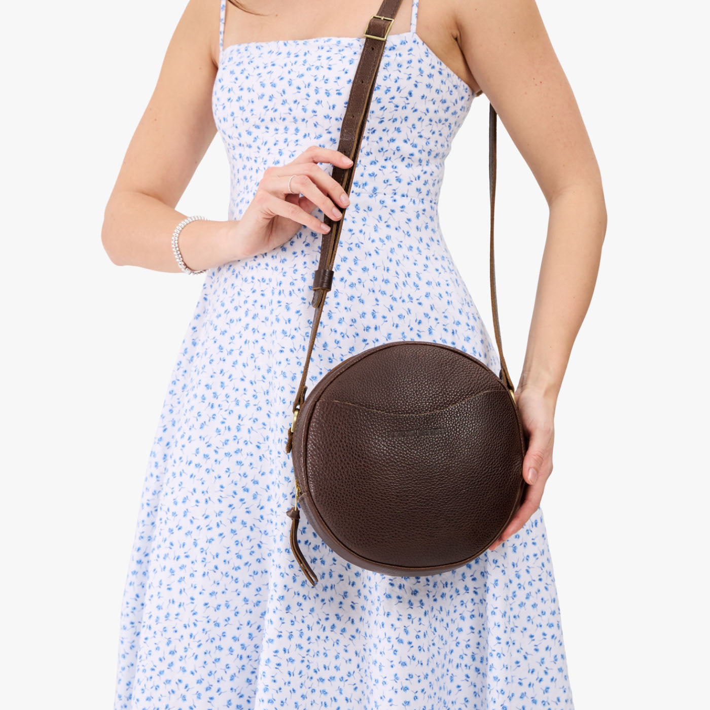 Coldbrew*Large | Circle shaped crossbody bag with top zipper