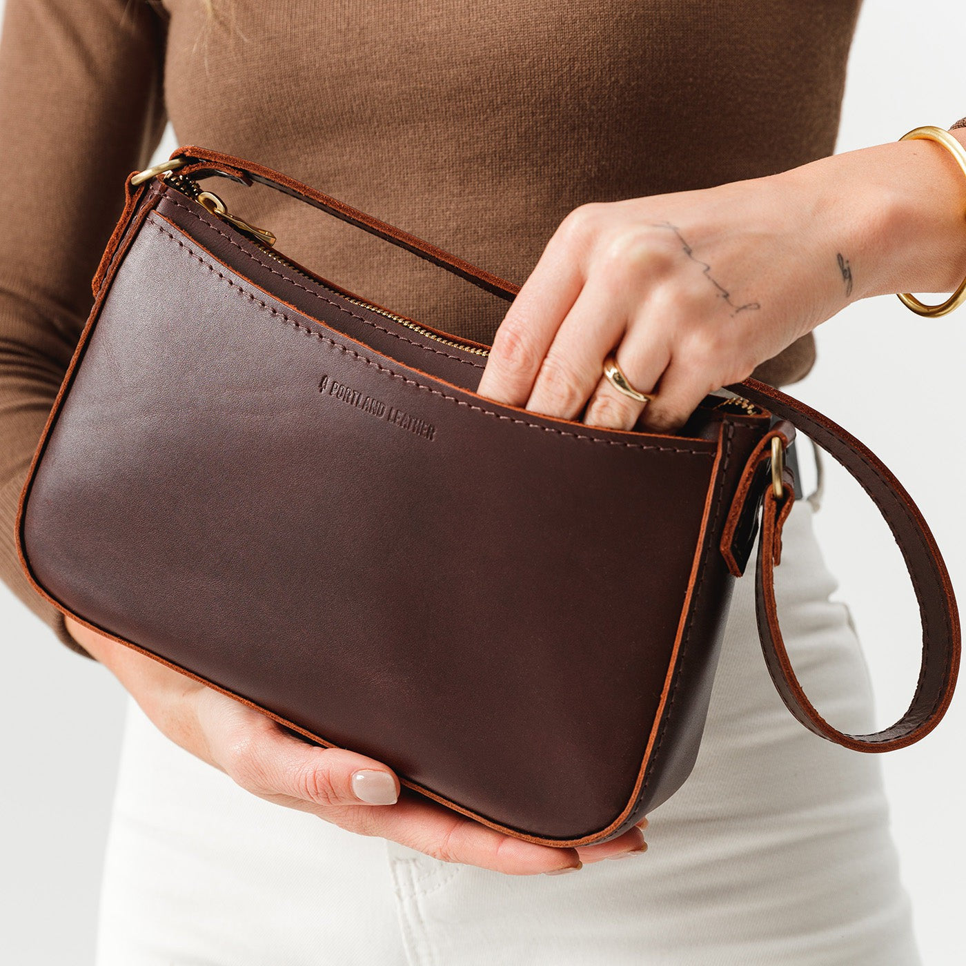 Cognac*Small | Petite bean shaped shoulder bag with a zipper closure