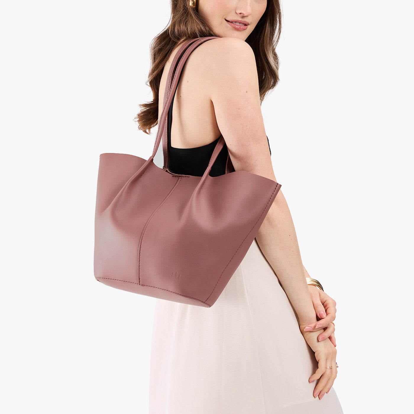 Sunkissed*Large | Model carrying wide bucket shaped tote bag with matching leather handles