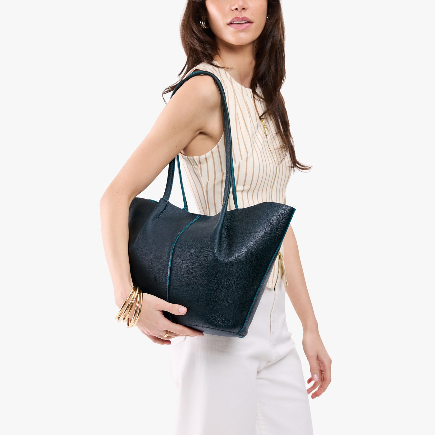 Boreal*Large | Model carrying wide bucket shaped tote bag with matching leather handles