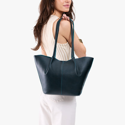 Boreal*Large | Model carrying wide bucket shaped tote bag with matching leather handles