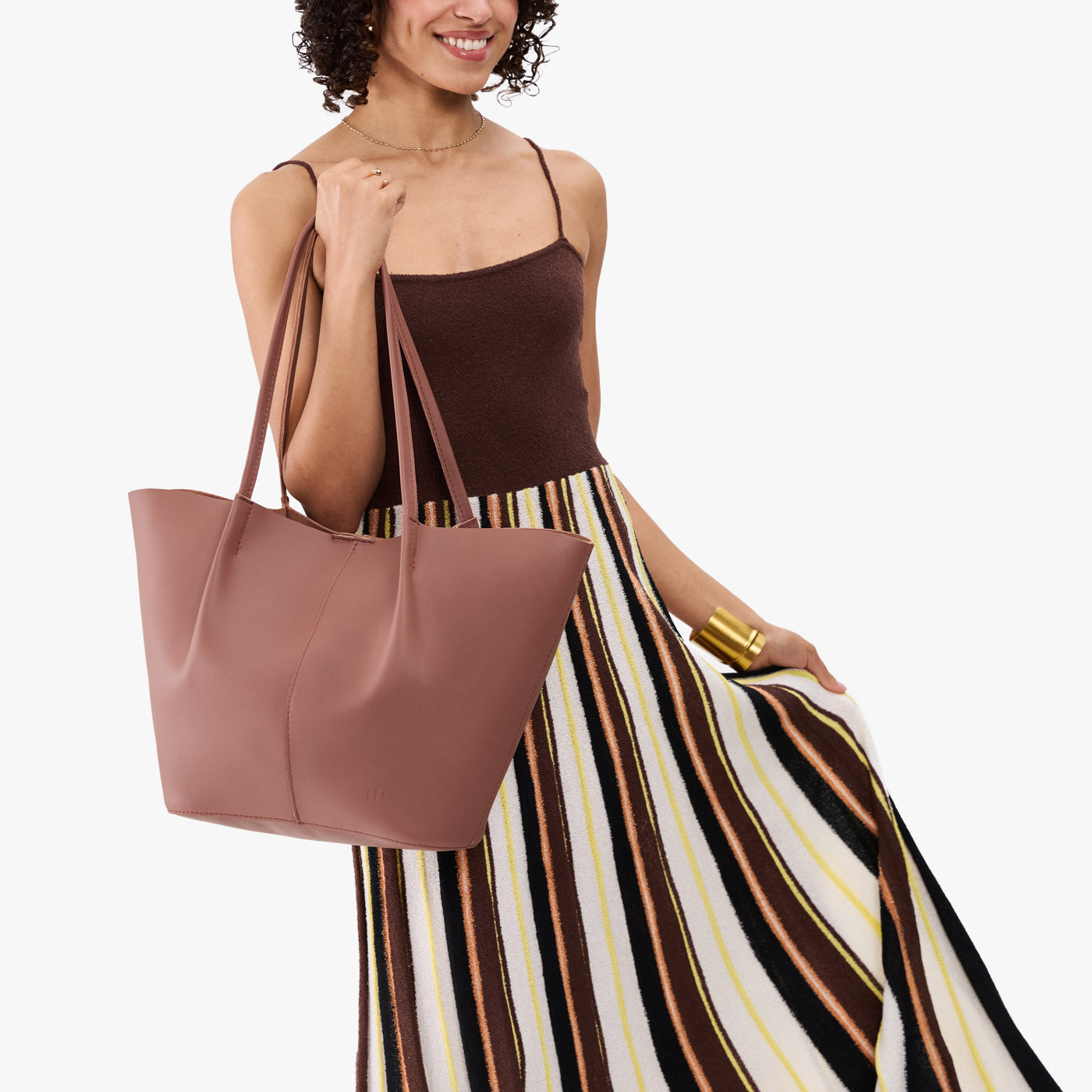 Sunkissed*Oversized | Model carrying extra wide bucket shaped tote bag with matching leather handles