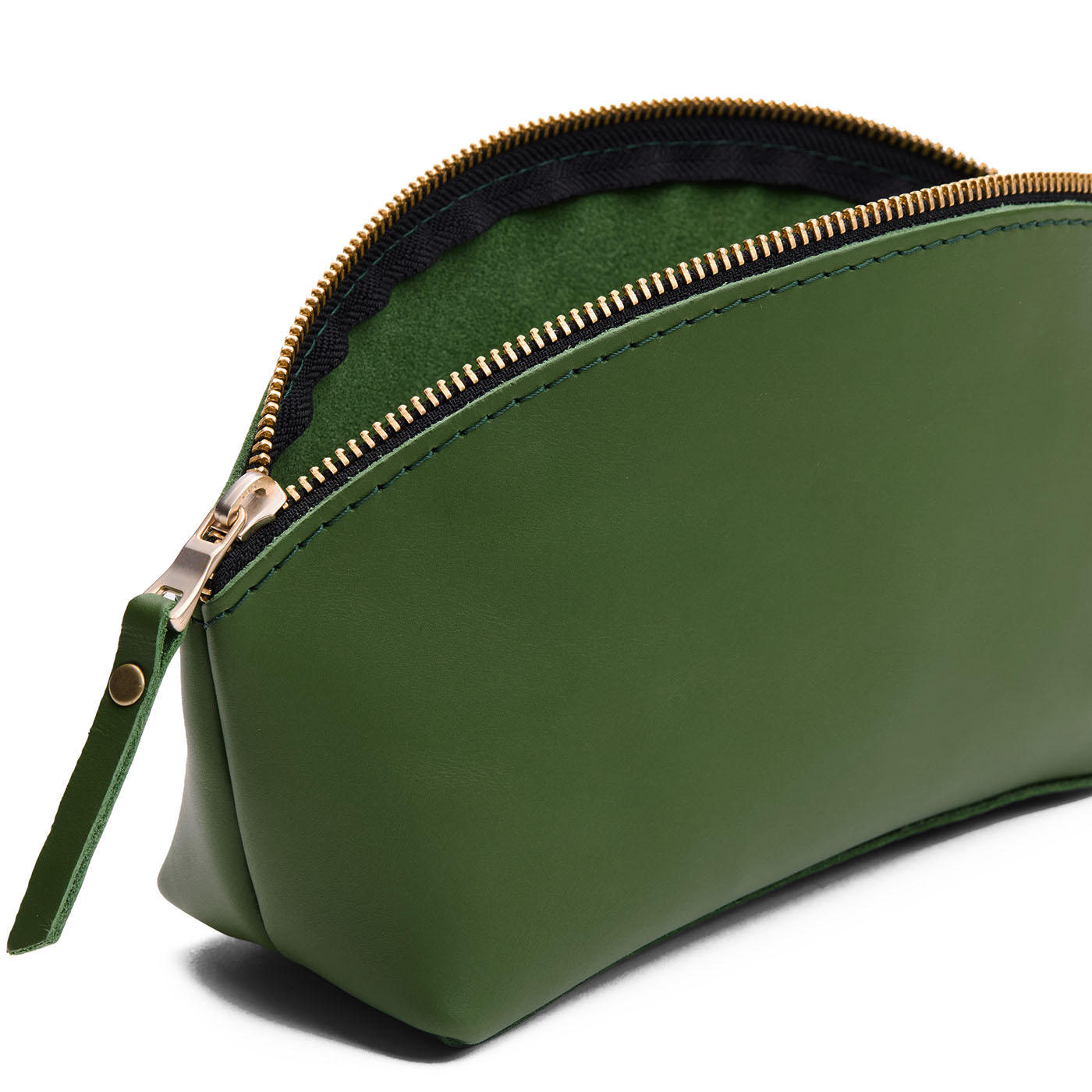 Cactus | Close-up of spacious leather makeup bag with curved seams and top zipper