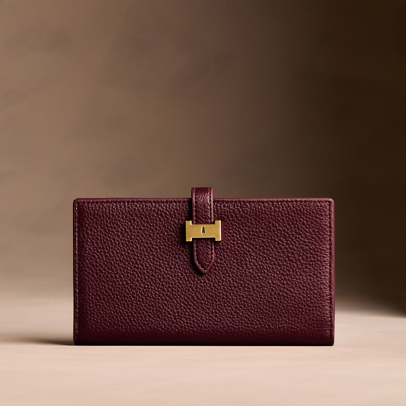 Hunter*Extra Large | Leather bifold wallet with a strap and bar closure