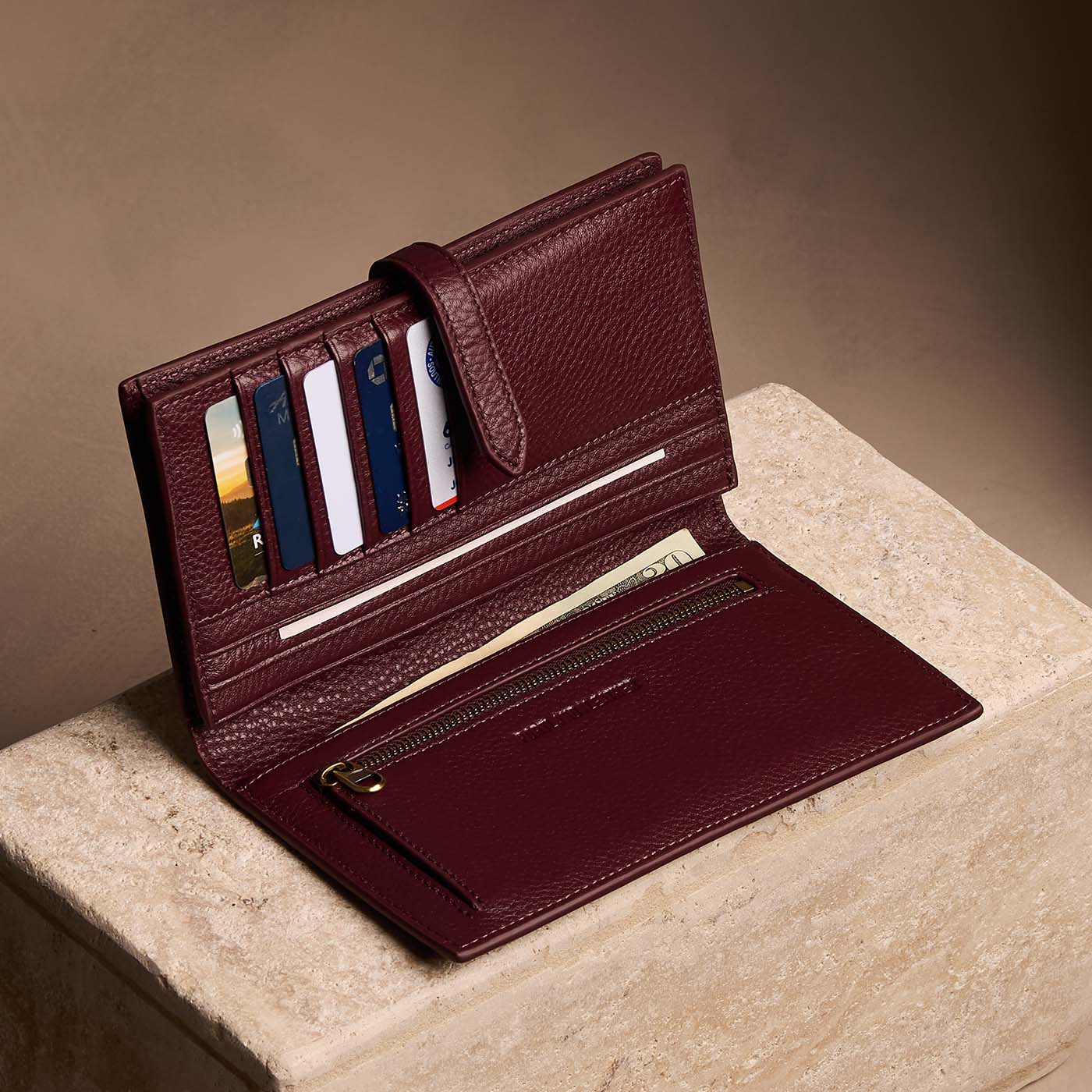 Hunter*Extra Large | Leather bifold wallet with a strap and bar closure