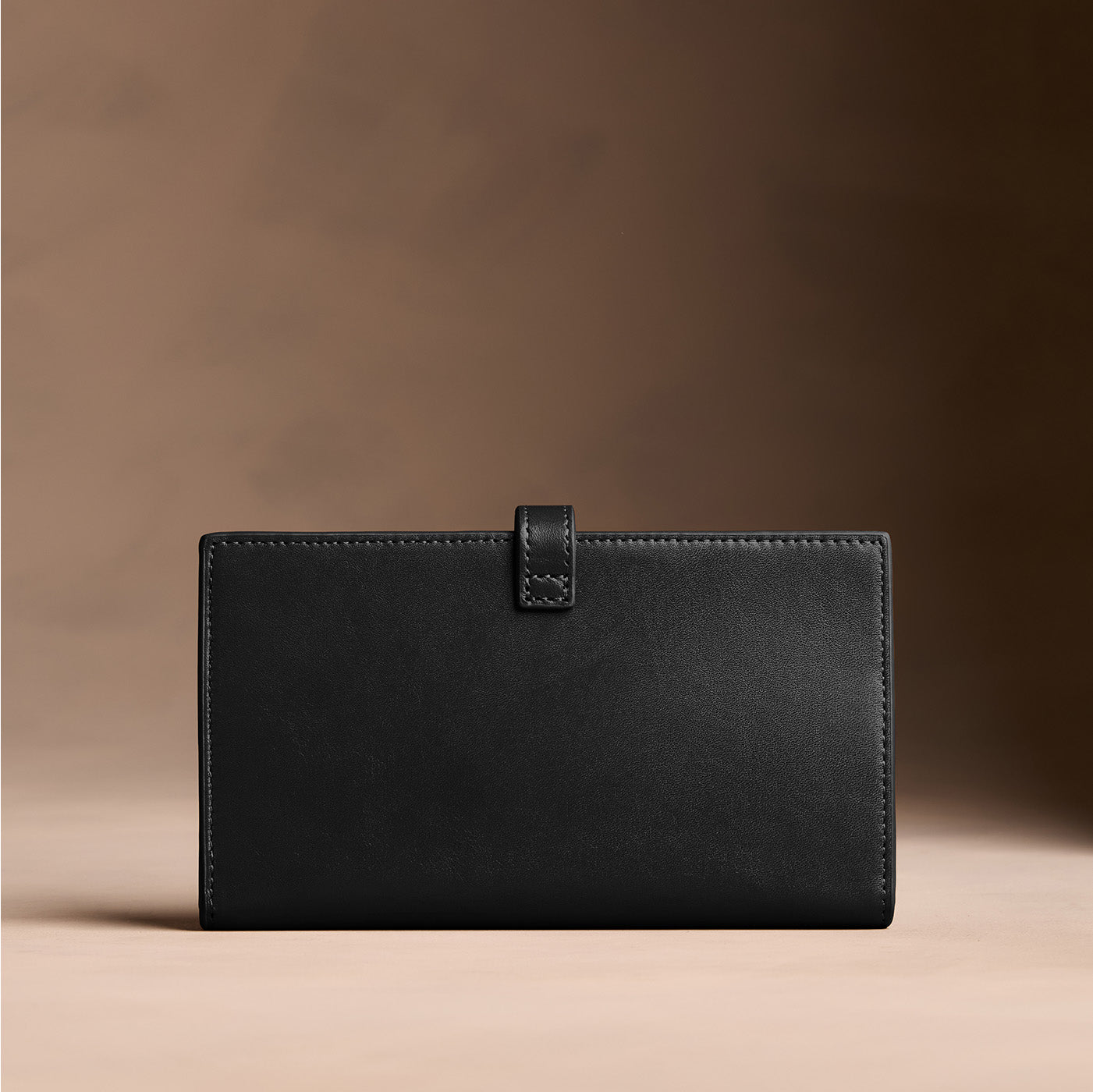 Onyx*Extra Large | Leather bifold wallet with a strap and bar closure