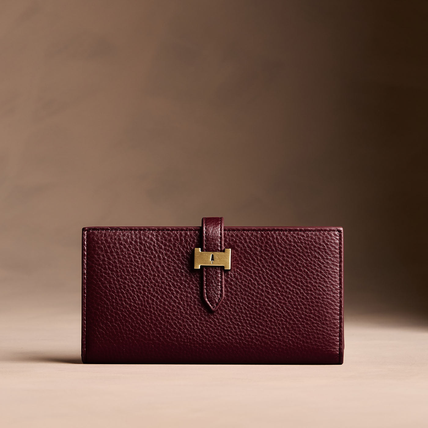 Hunter*Large | Leather bifold wallet with a strap and bar closure