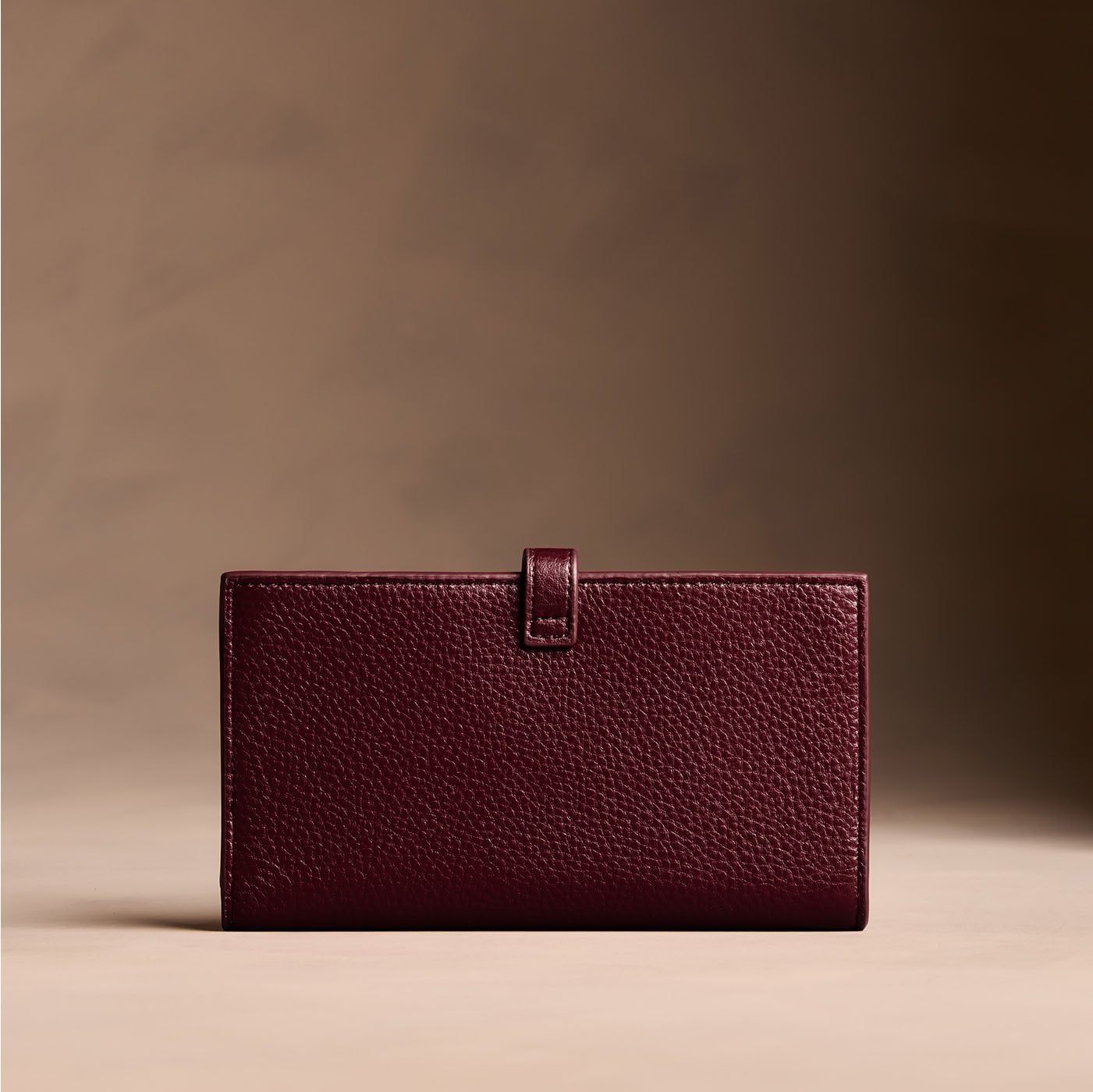 Hunter*Large | Leather bifold wallet with a strap and bar closure