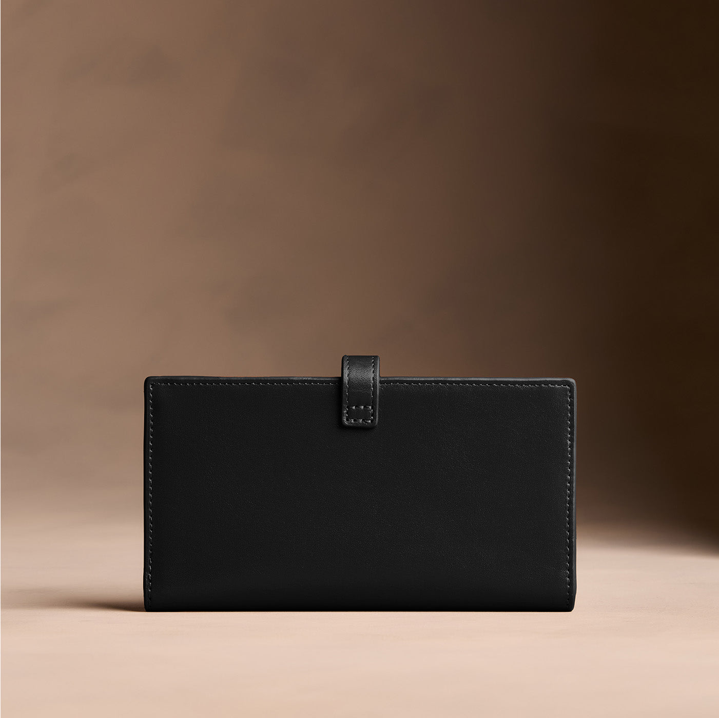 Onyx*Large | Leather bifold wallet with a strap and bar closure