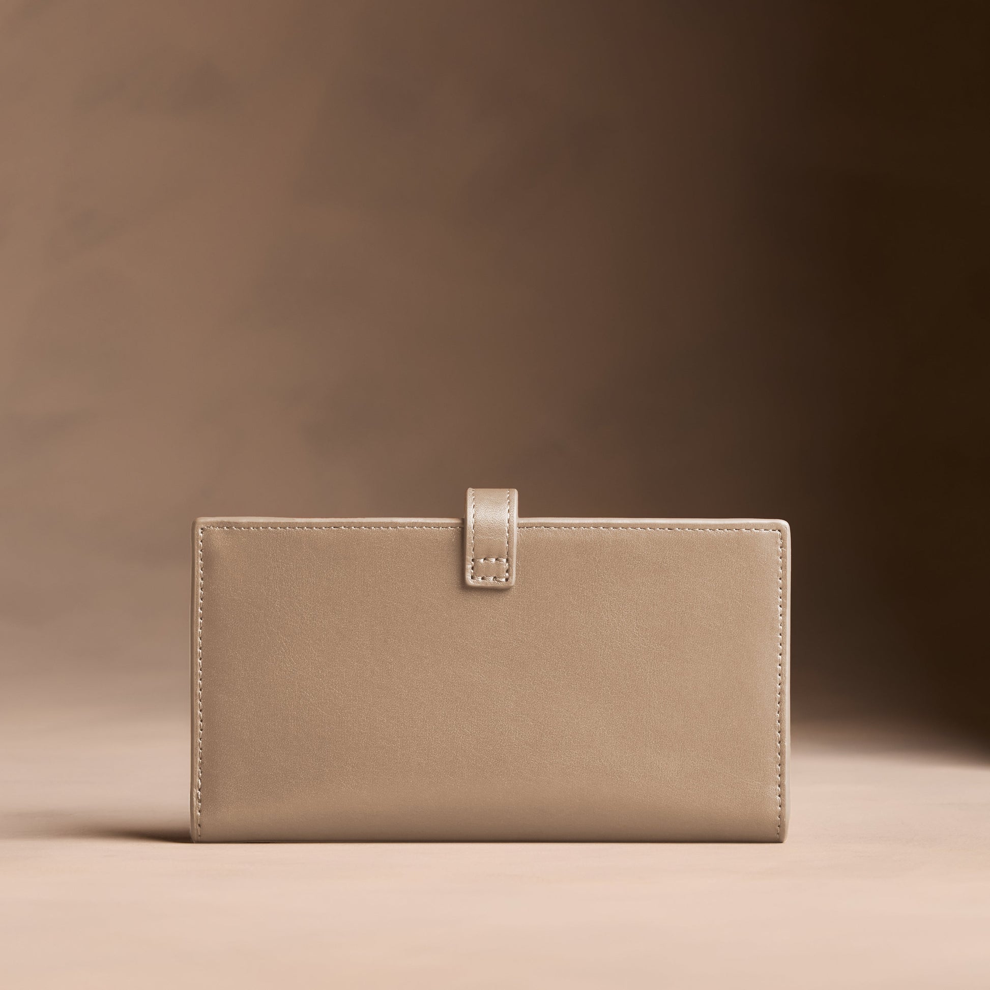 Satine*Large | Leather bifold wallet with a strap and bar closure