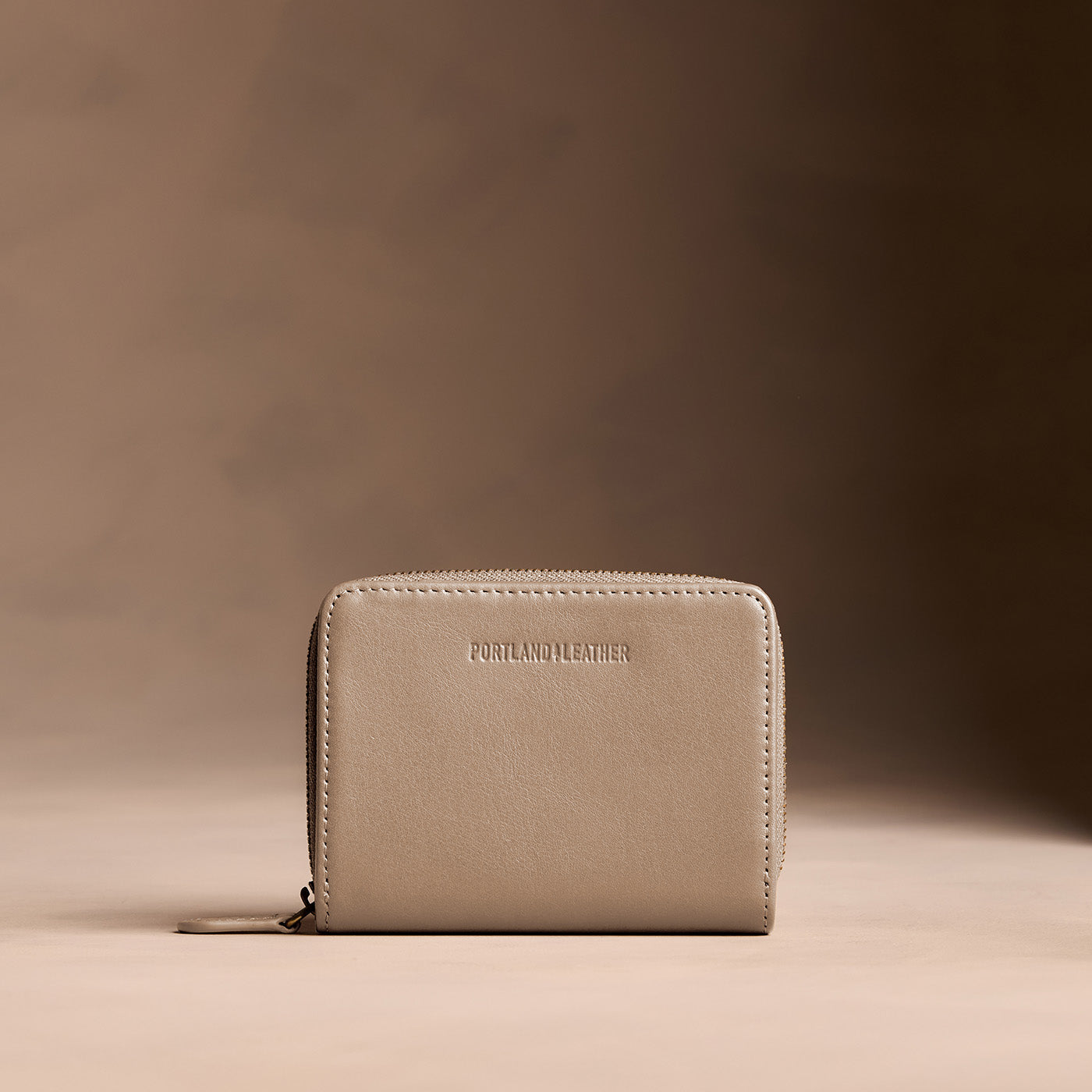 Satine | Wallet with card and storage pockets on a light brown background