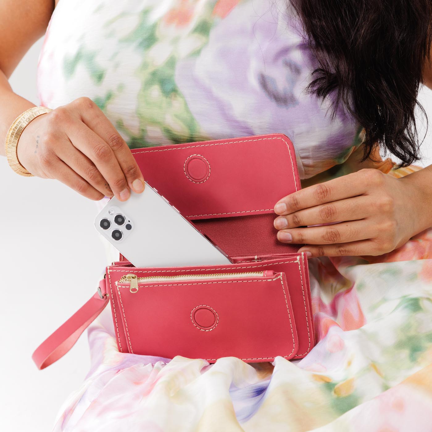 Tulip | Leather wallet clutch with wristlet and magnetic closure