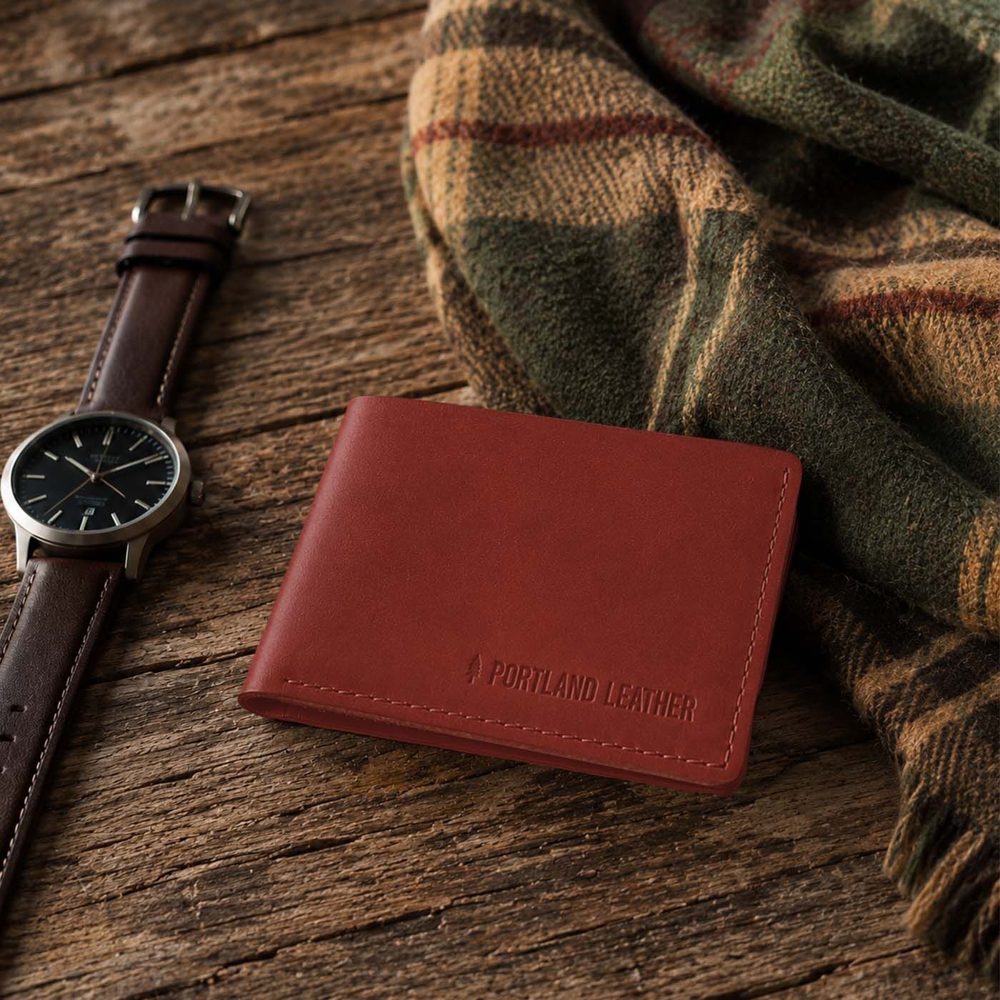 Marrone | A bifold wallet on a wood table