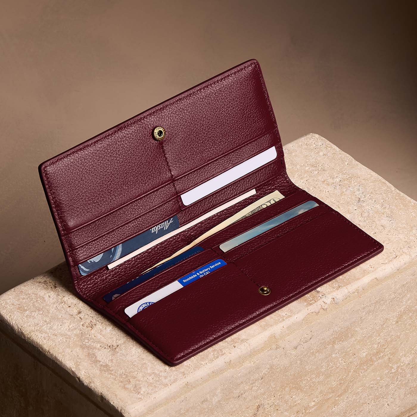 Hunter*Large | Slim leather bifold wallet with multiple card slots and a zippered back pocket