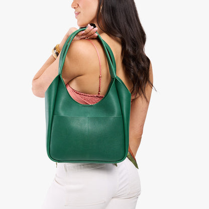 Bacalar*Large | Model carrying U-shaped, flat-bottomed leather shoulder bag with two outside pockets