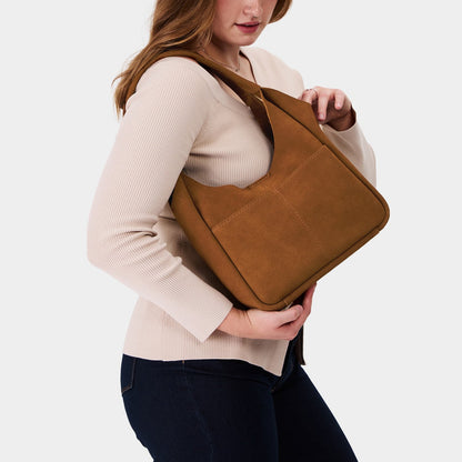 Jackson*Large | U-shaped, flat-bottomed leather shoulder bag with two outside pockets