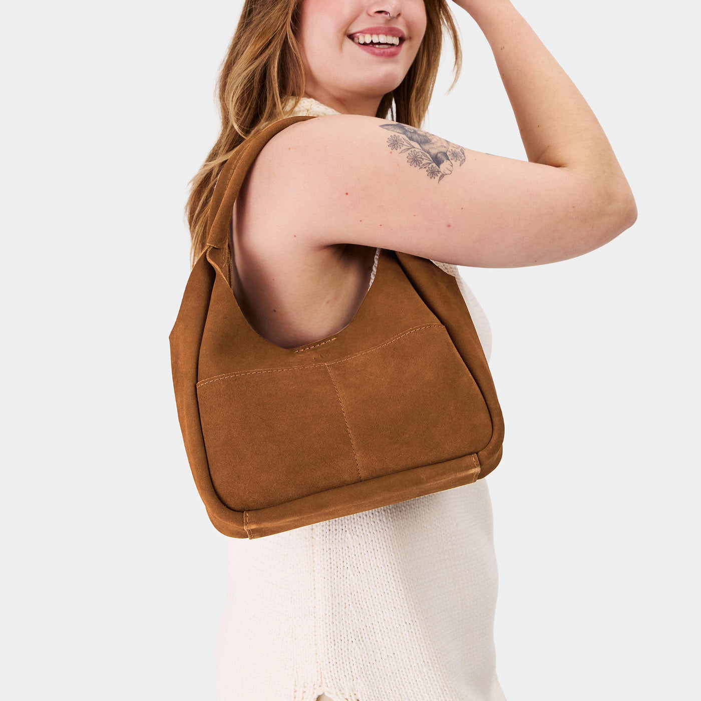 Jackson*Medium | U-shaped, flat-bottomed leather shoulder bag with two outside pockets