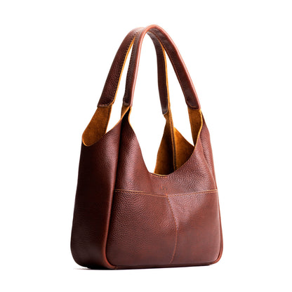 Nutmeg*Medium | U-shaped, flat-bottomed leather shoulder bag with two outside pockets