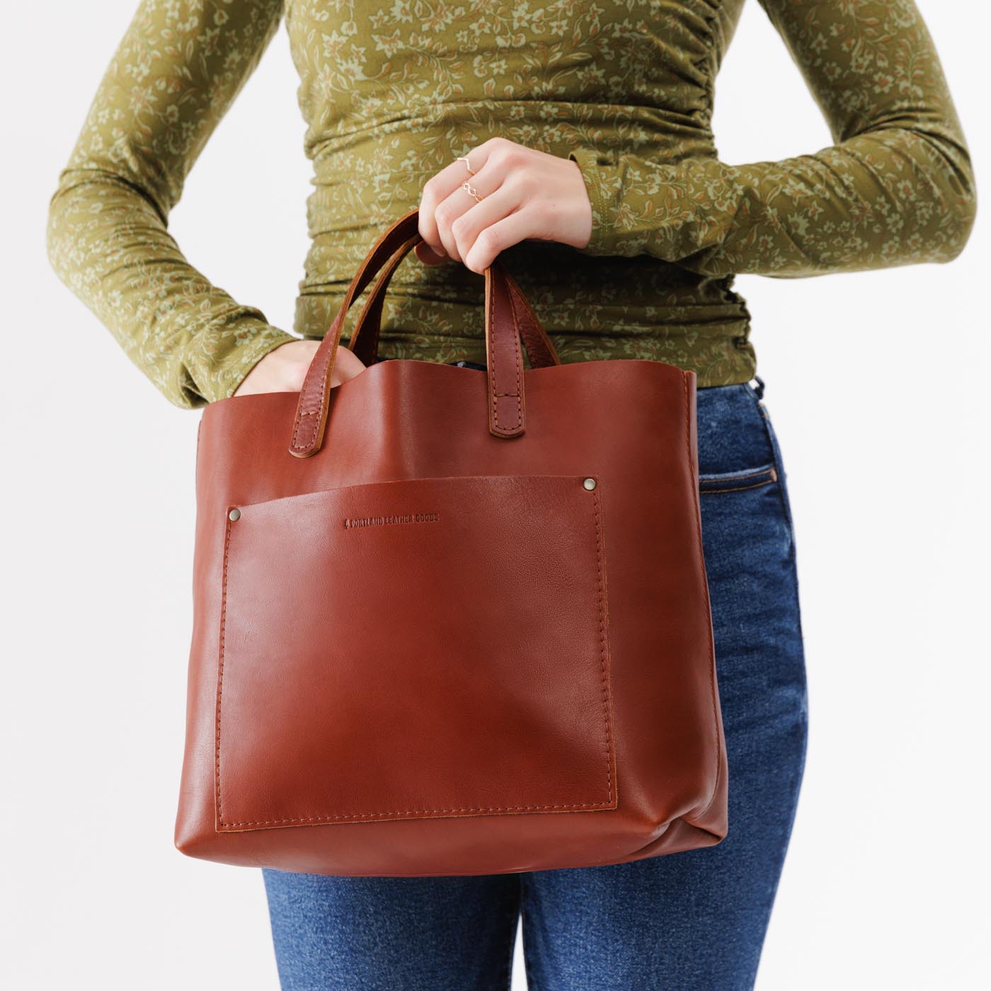 Chestnut | Midsize crossbody tote with handles and a pocket