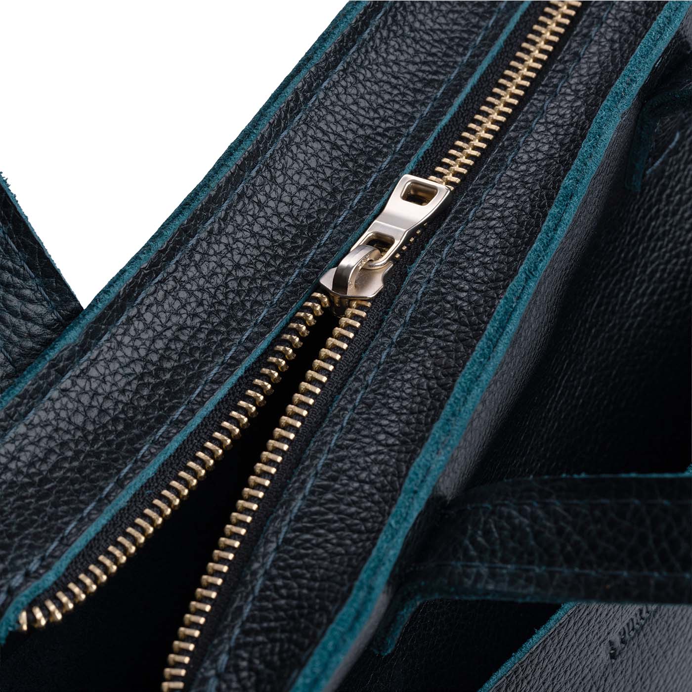 Boreal*Zipper | Closeup of zipper on crossbody tote bag with zipper closure and front pocket