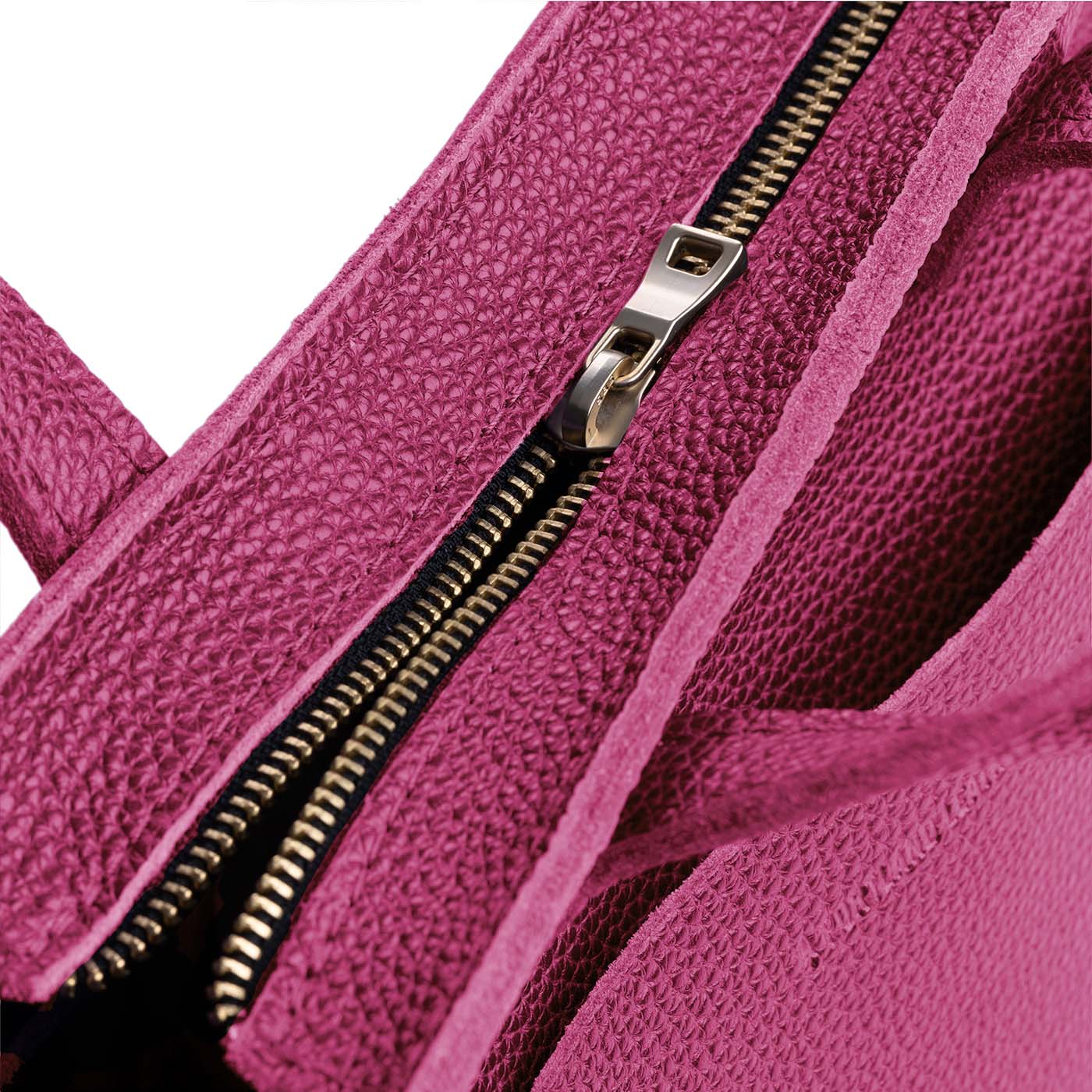 Cosmo*Zipper | Closeup of zipper on crossbody tote bag with zipper closure and front pocket