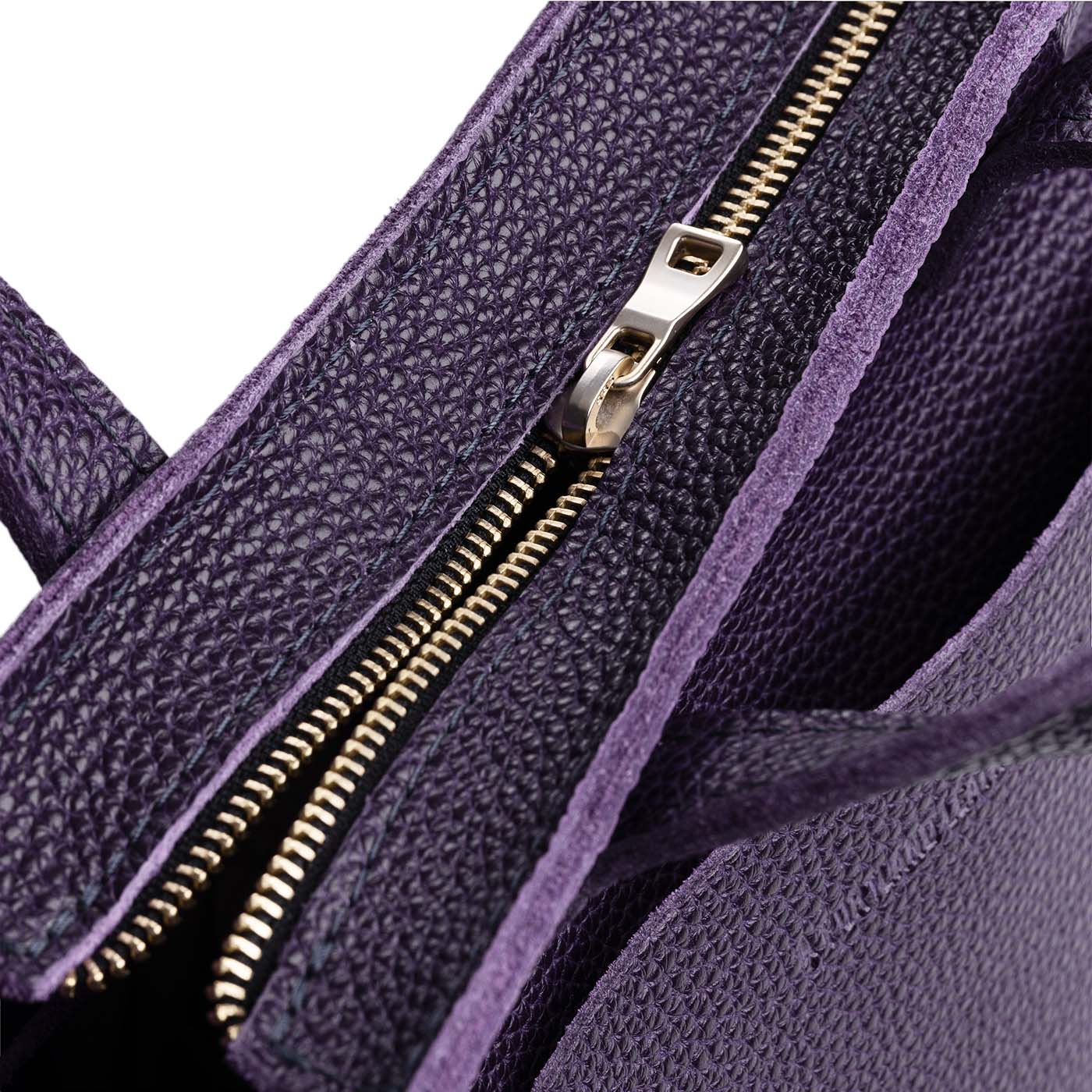 Empire*Zipper | Closeup of zipper on crossbody tote bag with zipper closure and front pocket
