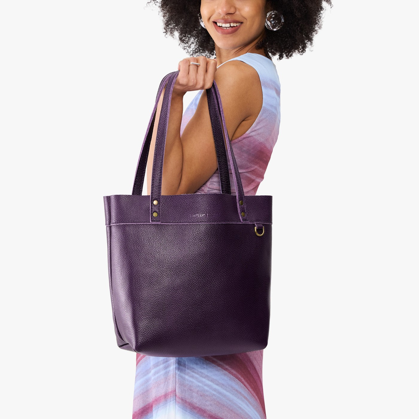 Empire*Medium*Classic | Model holding leather tote bag with riveted straps and exterior key loop