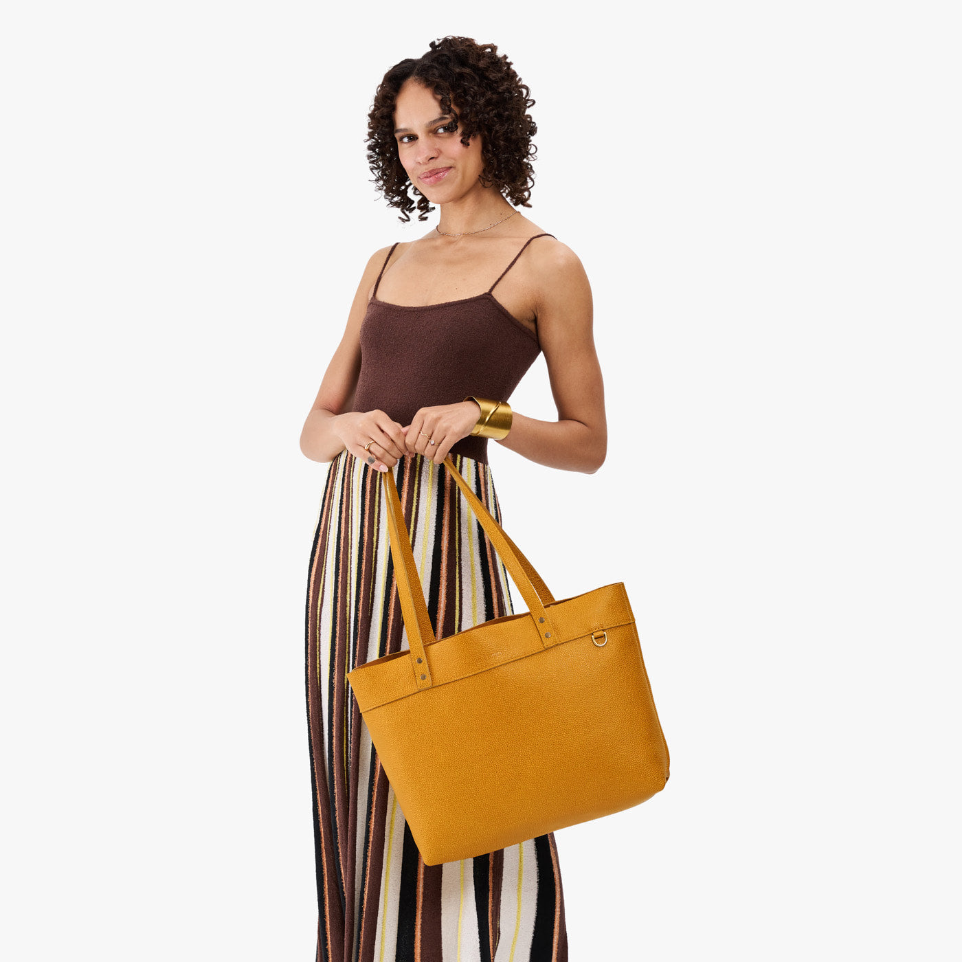 Sunshine*Large*Classic | Model wearing leather tote bag with riveted straps and exterior key loop