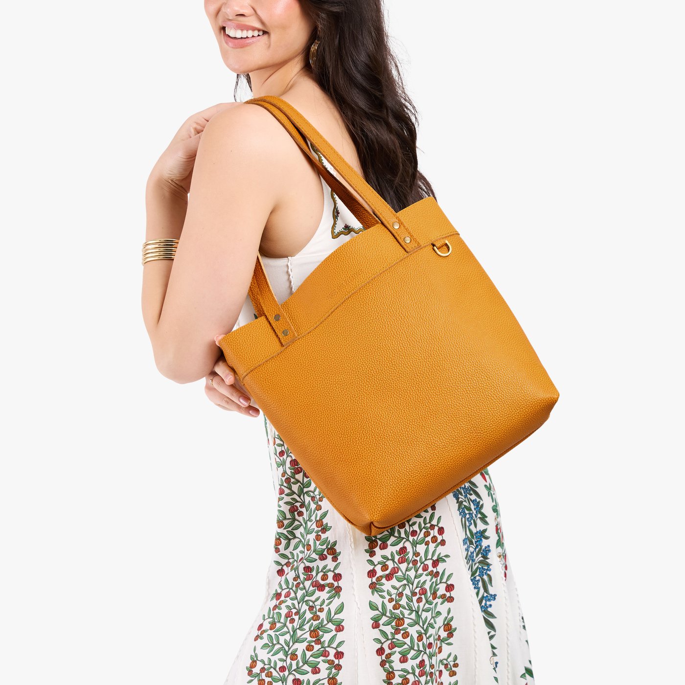 Sunshine*Medium*Classic| Model wearing leather tote bag with riveted straps and exterior key loop