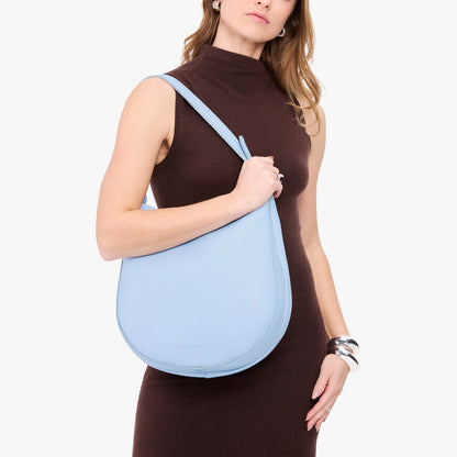 Skyway*Large | Model carrying round leather purse with adjustable shoulder strap