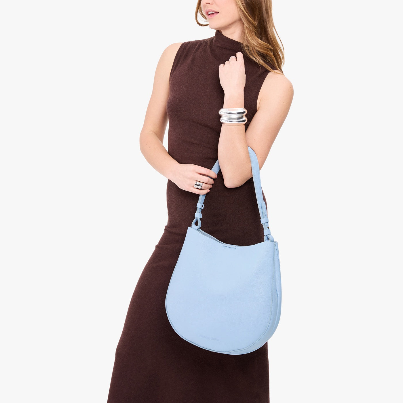 Skyway*Large | Model carrying round leather purse with adjustable shoulder strap