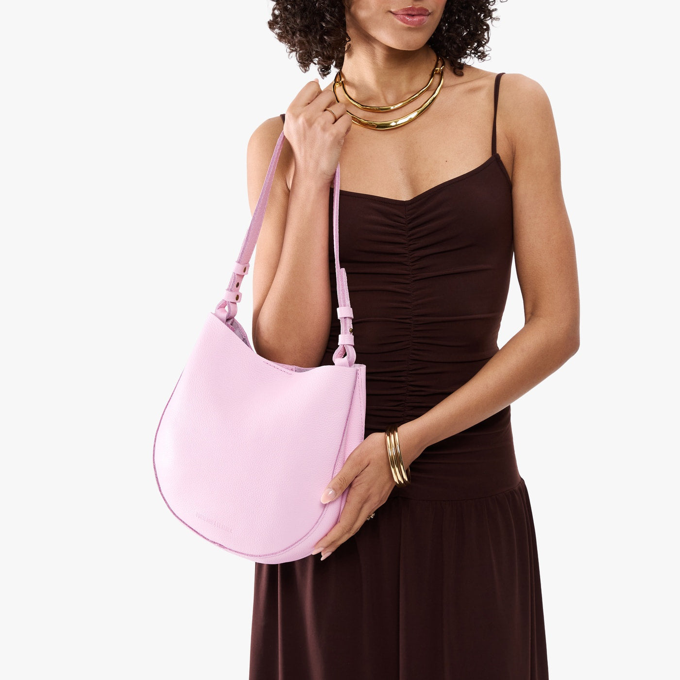 Pinkaboo*Medium | Model carrying round leather purse with adjustable shoulder strap