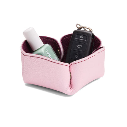 Potion | Clover-shaped foldable leather tray with snap-button corners holding nail polish and car keys