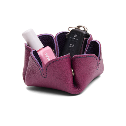 Empire | Desert bell-shaped foldable leather tray with snap-button corners holding items