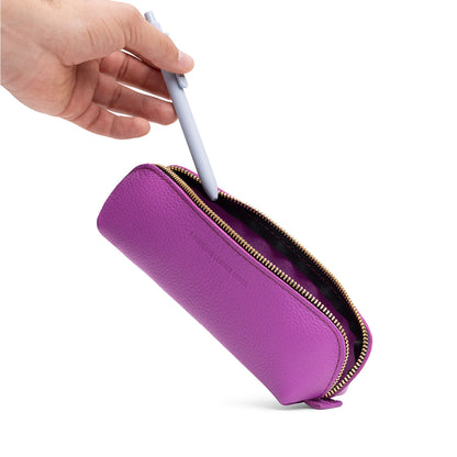 Cattleya | Leather pouch with curved seams and top zipper
