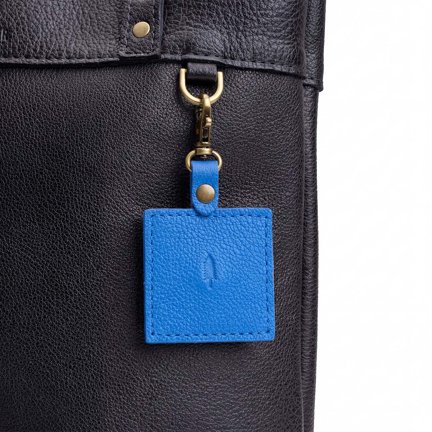 Skydive | Square-shaped leather AirTag holder with snap closure and swivel lobster claw clasp