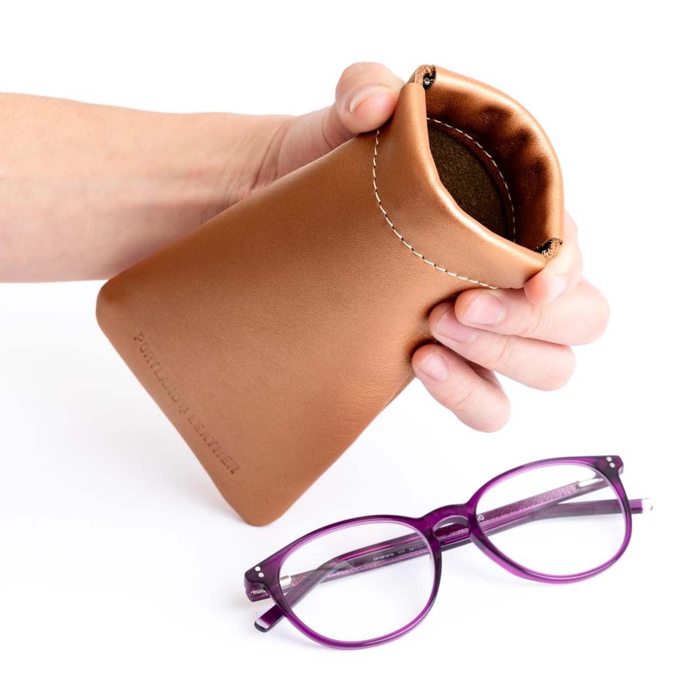 Hava | Leather glasses case with hidden metal spring closure