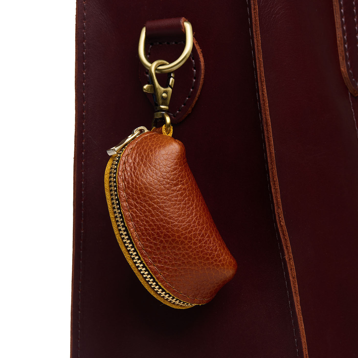 Sienna | Taco shaped leather pouch with zipper and swivel lobster clasp on bag