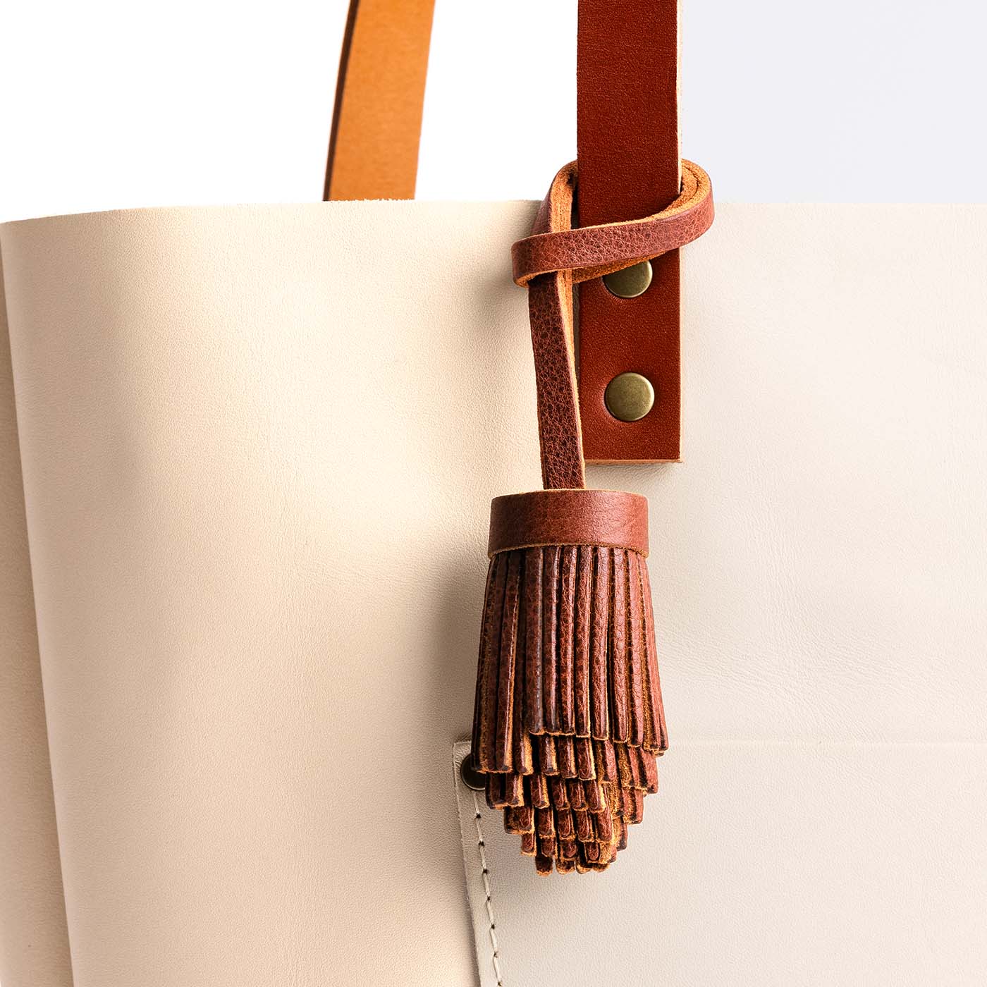 Nutmeg | Pom-pom style with tiered leather fringe