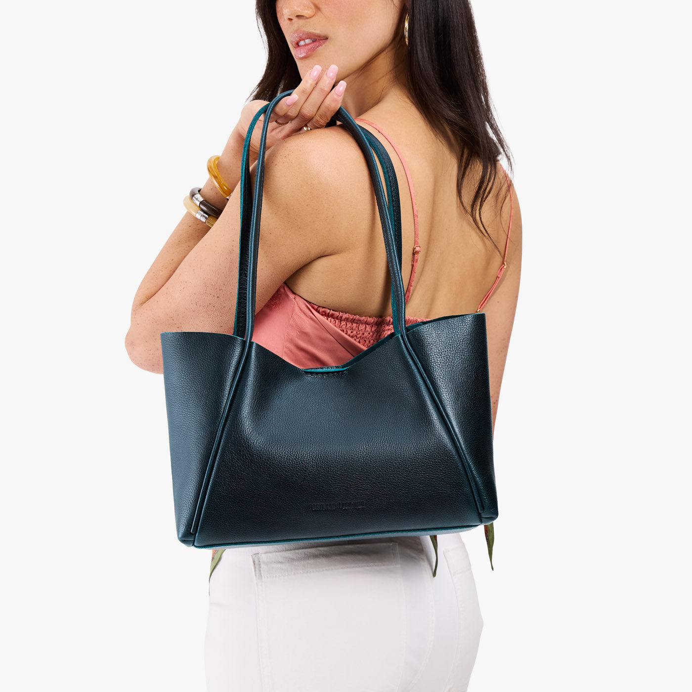 Boreal*Medium | Woman carrying a wide tote with leather straps and snap closure